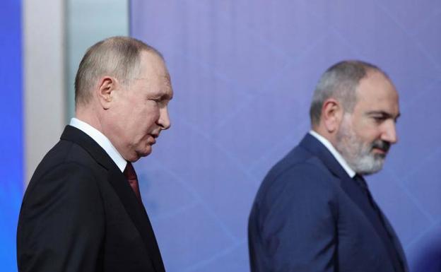 El primer ministro armenio, Nikol Pashinián, y el presidente ruso, Vladímir Putin, durante la cumbre de la Organización del Tratado de Seguridad Colectiva (CSTO) en Ereván, Armenia.