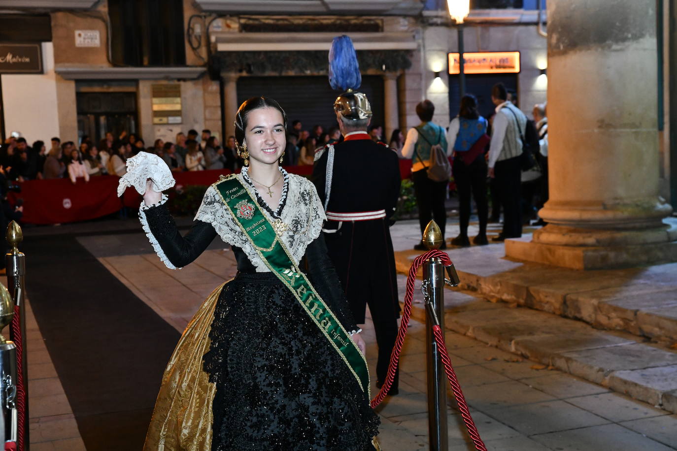 La reina infantil de las fiestas de la Magdalena de Castellón, Alejandra Sáez Sisamón, a su llegada el Teatro Principal de Alicante