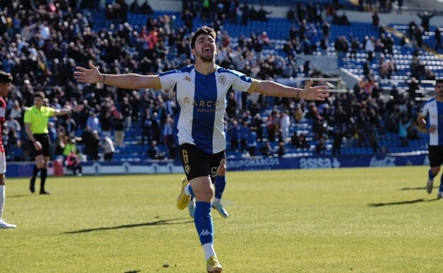 Álvaro Hernáiz celebra uno de los dos goles que ha metido este domingo al Mallorca B. /SHOOTORI
