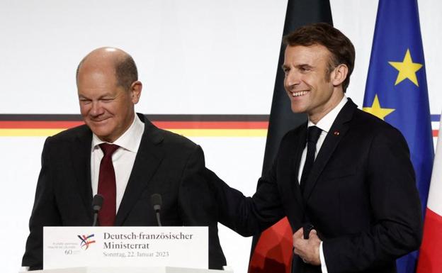 Scholz y Macron, al inicio de la rueda de prensa conjunta tras la cumbre franco-alemana en París /afp