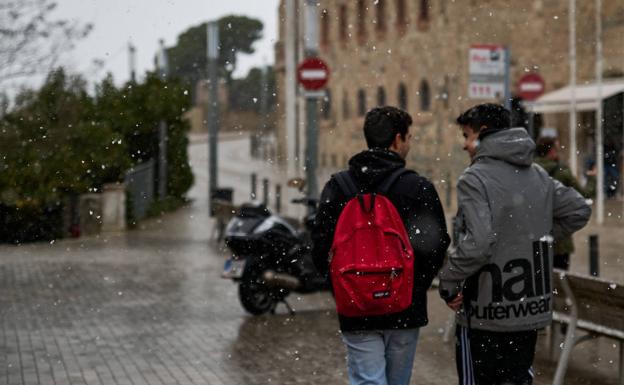 Dos escolares pasean mientras cae nieve ligera/Lorena Sopena / Europa Press